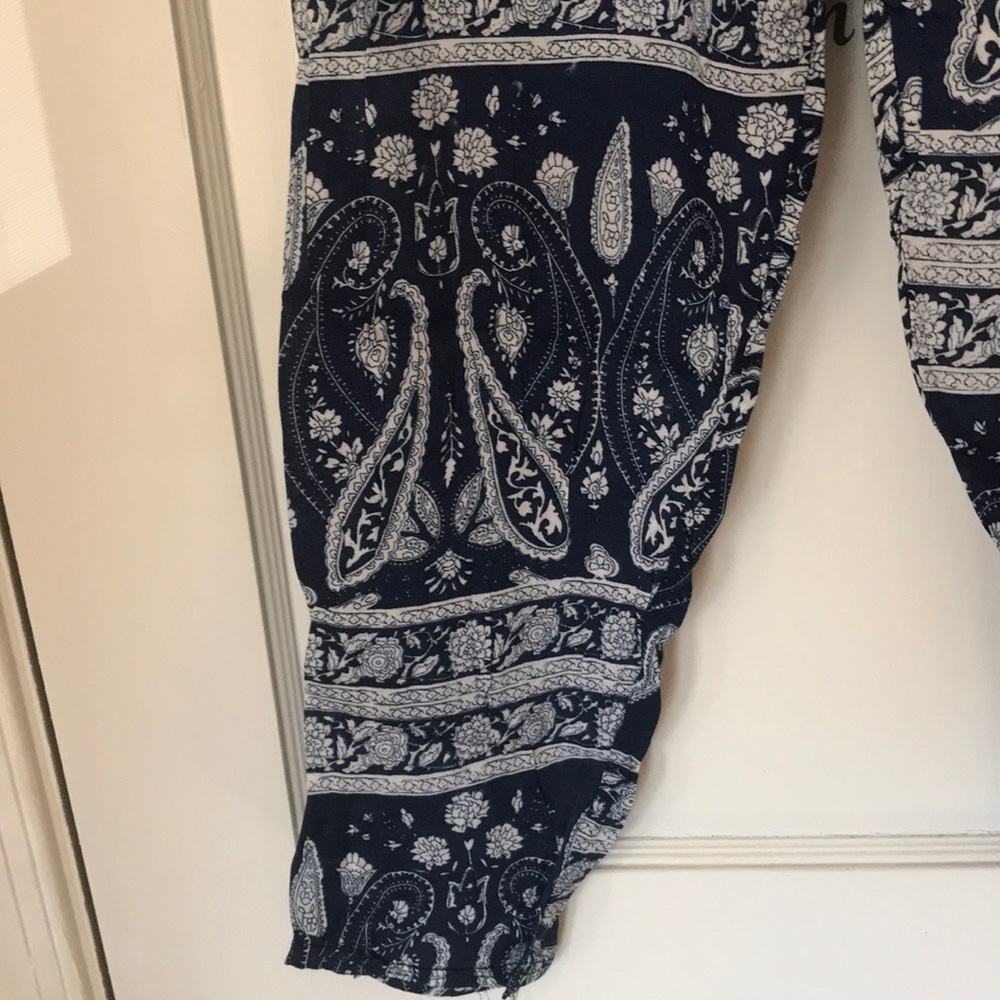 Loose fitting pants - Picture 2 of 3